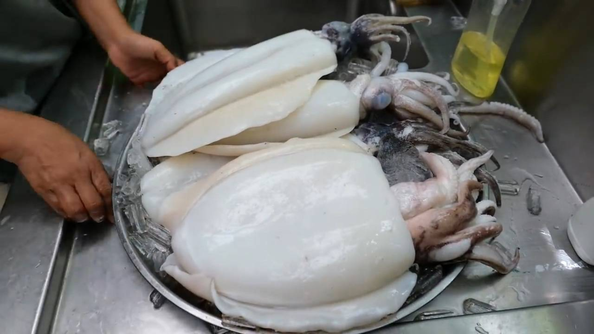 泰国美食 -- 爆炒鱿鱼配咸蛋黄